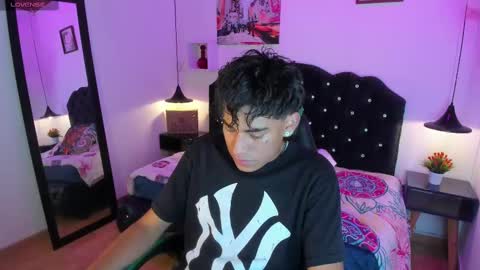 Snapshot of keevin_cross_ chatting on March 12, 3:18 pm Keevin online show from March 12, 3:18 pm