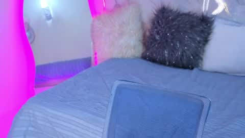 Keisy  online show from May 15, 1:40 pm