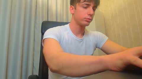 Snapshot of kellenwest chatting on December 19, 5:14 am KellenWest online show from December 19, 5:14 am