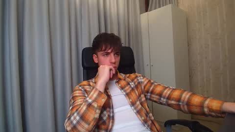 Snapshot of kellenwest chatting on January 9, 5:10 am KellenWest online show from January 9, 5:10 am