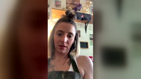 Snapshot of kellyy_marieee13 chatting on May 4, 12:23 pm kellyy_marieee13 online show from May 4, 12:23 pm
