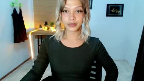 Snapshot of kendra_lunaxx chatting on May 18, 9:48 am kendra_lunaxx online show from May 18, 9:48 am