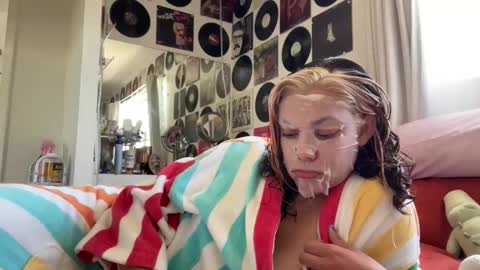 Snapshot of kennibby chatting on April 17, 6:55 pm kennibby online show from April 17, 6:55 pm