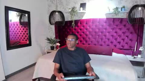 Snapshot of kenny_thompson_ chatting on February 23, 8:17 pm Kenny Thompson online show from February 23, 8:17 pm