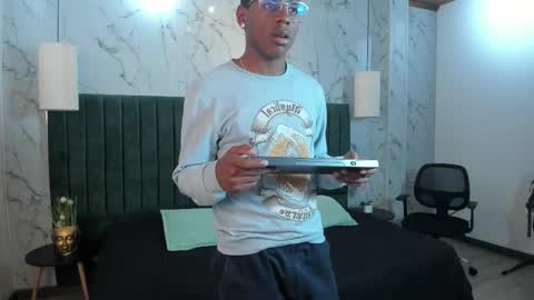 Snapshot of kenny_thompson_ chatting on February 26, 8:08 pm Kenny Thompson online show from February 26, 8:08 pm