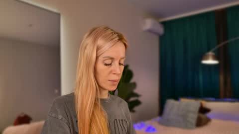 Snapshot of kessedisson chatting on June 6, 7:29 pm KessEdisson online show from June 6, 7:29 pm