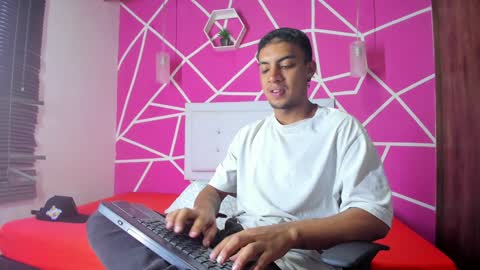 Snapshot of keviin_miller_ chatting on December 2, 8:44 pm online show from December 2, 8:44 pm