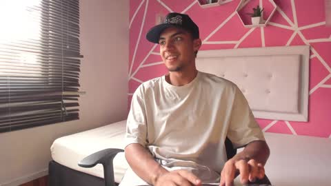 Snapshot of keviin_miller_ chatting on December 3, 8:28 pm online show from December 3, 8:28 pm