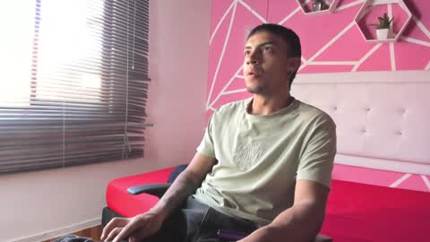 Snapshot of keviin_miller_ chatting on December 4, 9:02 pm online show from December 4, 9:02 pm