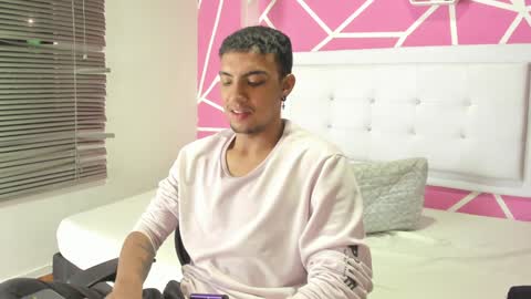 Snapshot of keviin_miller_ chatting on December 6, 11:47 pm online show from December 6, 11:47 pm