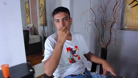 Snapshot of keviin_miller_ chatting on December 10, 8:49 pm online show from December 10, 8:49 pm