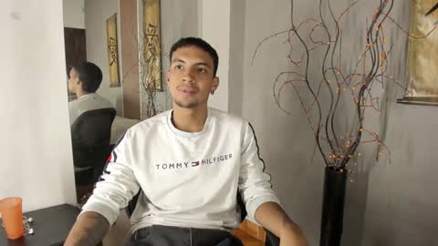 Snapshot of keviin_miller_ chatting on December 11, 9:34 pm online show from December 11, 9:34 pm