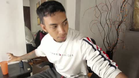 Snapshot of keviin_miller_ chatting on December 12, 12:48 am online show from December 12, 12:48 am