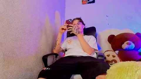 Snapshot of kevinperlas_ chatting on February 21, 7:26 pm kevinperlas_ online show from February 21, 7:26 pm