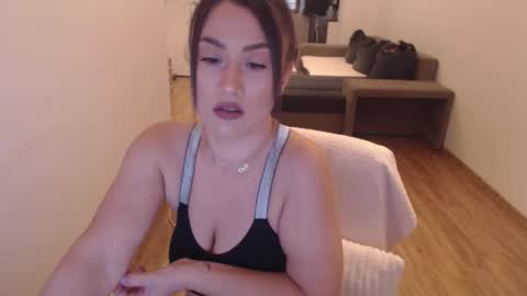 Snapshot of khloe_star chatting on October 2, 1:18 pm Khloe online show from October 2, 1:18 pm