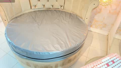 Khloe online show from December 15, 12:09 pm