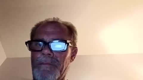 Snapshot of khrisdm48 chatting on March 1, 6:04 am khrisdm48 online show from March 1, 6:04 am