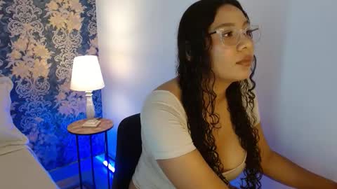 Snapshot of kiara_mare chatting on February 25, 12:20 am Mar online show from February 25, 12:20 am