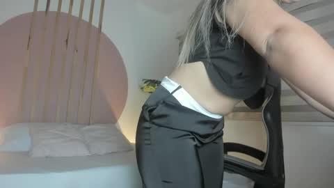 Snapshot of kiara_mirren chatting on October 24, 2:41 am K I A R A online show from October 24, 2:41 am