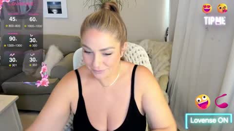 Snapshot of kierareines chatting on October 4, 7:01 pm Kiera Reines online show from October 4, 7:01 pm