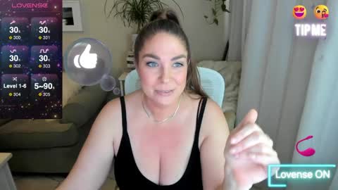 Snapshot of kierareines chatting on March 31, 12:01 am Kiera Reines online show from March 31, 12:01 am
