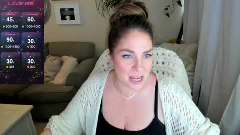 Snapshot of kierareines chatting on April 19, 12:54 am Kiera Reines online show from April 19, 12:54 am