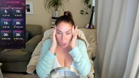 Snapshot of kierareines chatting on May 24, 6:35 pm Kiera Reines online show from May 24, 6:35 pm