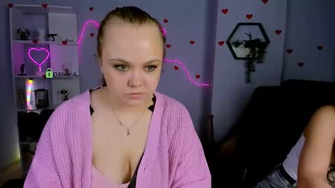 Snapshot of kiki_swan chatting on June 8, 7:14 pm kiki_swan online show from June 8, 7:14 pm