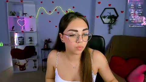 Snapshot of kiki_swan chatting on June 10, 7:57 pm kiki_swan online show from June 10, 7:57 pm