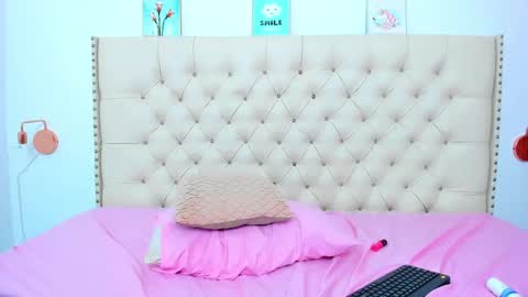 Snapshot of kim_eli chatting on December 19, 2:01 am kim_eli online show from December 19, 2:01 am