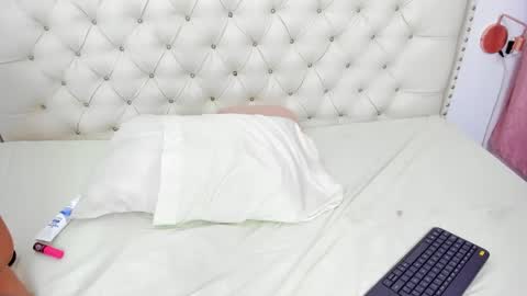 Snapshot of kim_eli chatting on December 22, 10:25 pm kim_eli online show from December 22, 10:25 pm