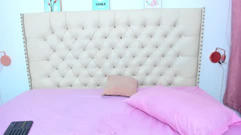 Snapshot of kim_eli chatting on February 14, 2:18 am kim_eli online show from February 14, 2:18 am