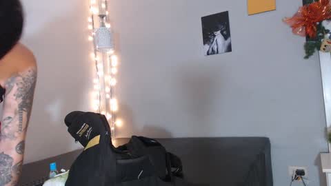 Snapshot of kimandyuk chatting on December 18, 2:10 am Kim Yuk online show from December 18, 2:10 am