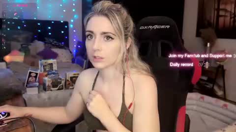 Snapshot of kimilee22 chatting on July 18, 5:28 pm Wolfs Girl online show from July 18, 5:28 pm