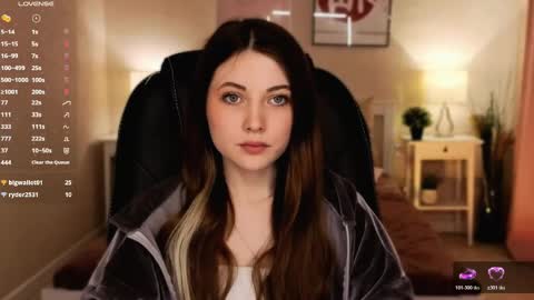 Snapshot of kimmie_shine chatting on April 18, 8:29 am Your Kimmie follow me online show from April 18, 8:29 am