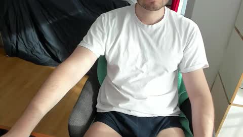 Snapshot of kinksubbydubby chatting on February 15, 1:31 pm kinksubbydubby online show from February 15, 1:31 pm