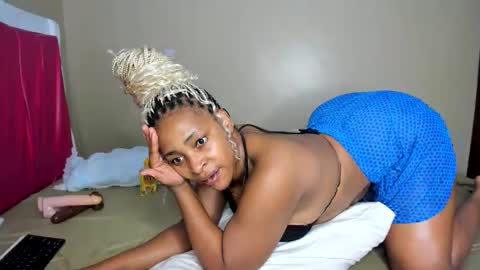 Snapshot of kinkylyla chatting on September 25, 7:45 am Kinky online show from September 25, 7:45 am