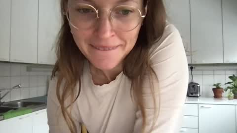 Snapshot of kinkyorange_ chatting on December 18, 11:24 am Mary the Soulmate online show from December 18, 11:24 am