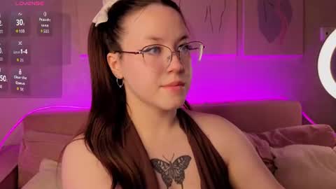 Snapshot of kira_be11 chatting on June 18, 9:14 am Kira Be11 online show from June 18, 9:14 am