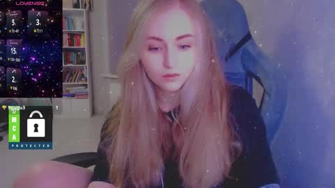Snapshot of kira_love_sleep chatting on November 3, 2:51 pm you know thumb up me please its important online show from November 3, 2:51 pm