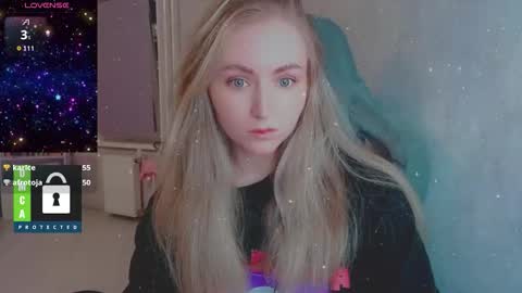 Snapshot of kira_love_sleep chatting on November 7, 2:50 pm you know thumb up me please its important online show from November 7, 2:50 pm