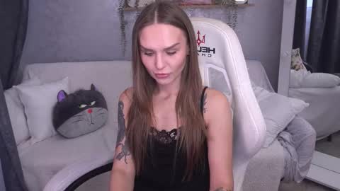 kiraagray online show from December 3, 6:43 am