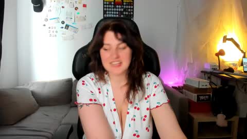 Kira  online show from May 7, 1:49 pm