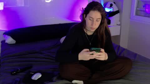 Snapshot of kiralimme_ chatting on March 11, 8:42 am Kira online show from March 11, 8:42 am
