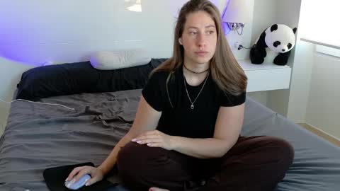 Snapshot of kiralimme_ chatting on April 16, 7:31 am Kira online show from April 16, 7:31 am