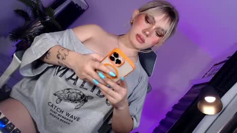 Snapshot of kiramillerxx chatting on June 2, 2:02 am Its your girl KIRA online show from June 2, 2:02 am