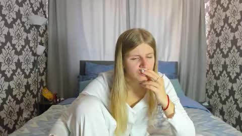 Snapshot of kirraa_ chatting on September 28, 12:54 pm Kira online show from September 28, 12:54 pm