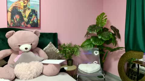 Kirra online show from May 10, 1:05 pm
