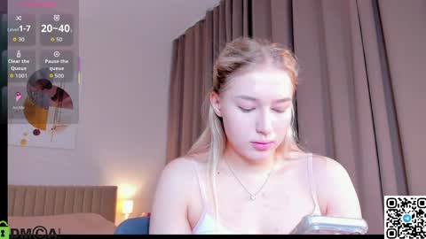 Snapshot of kiss_kr1ss chatting on April 19, 2:55 am Chloe online show from April 19, 2:55 am