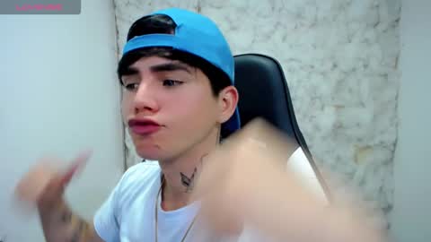 kiss_whitee online show from December 21, 11:34 pm